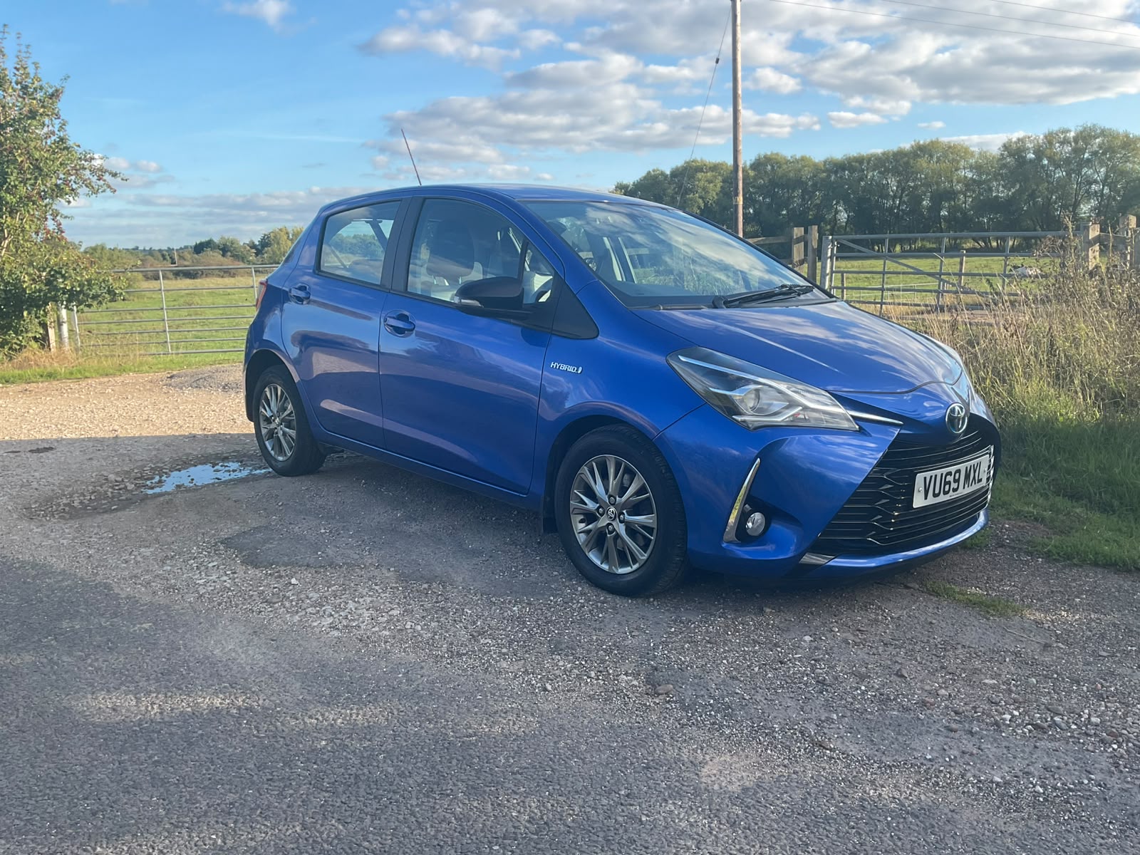 Toyota Yaris Hybrid side exterior