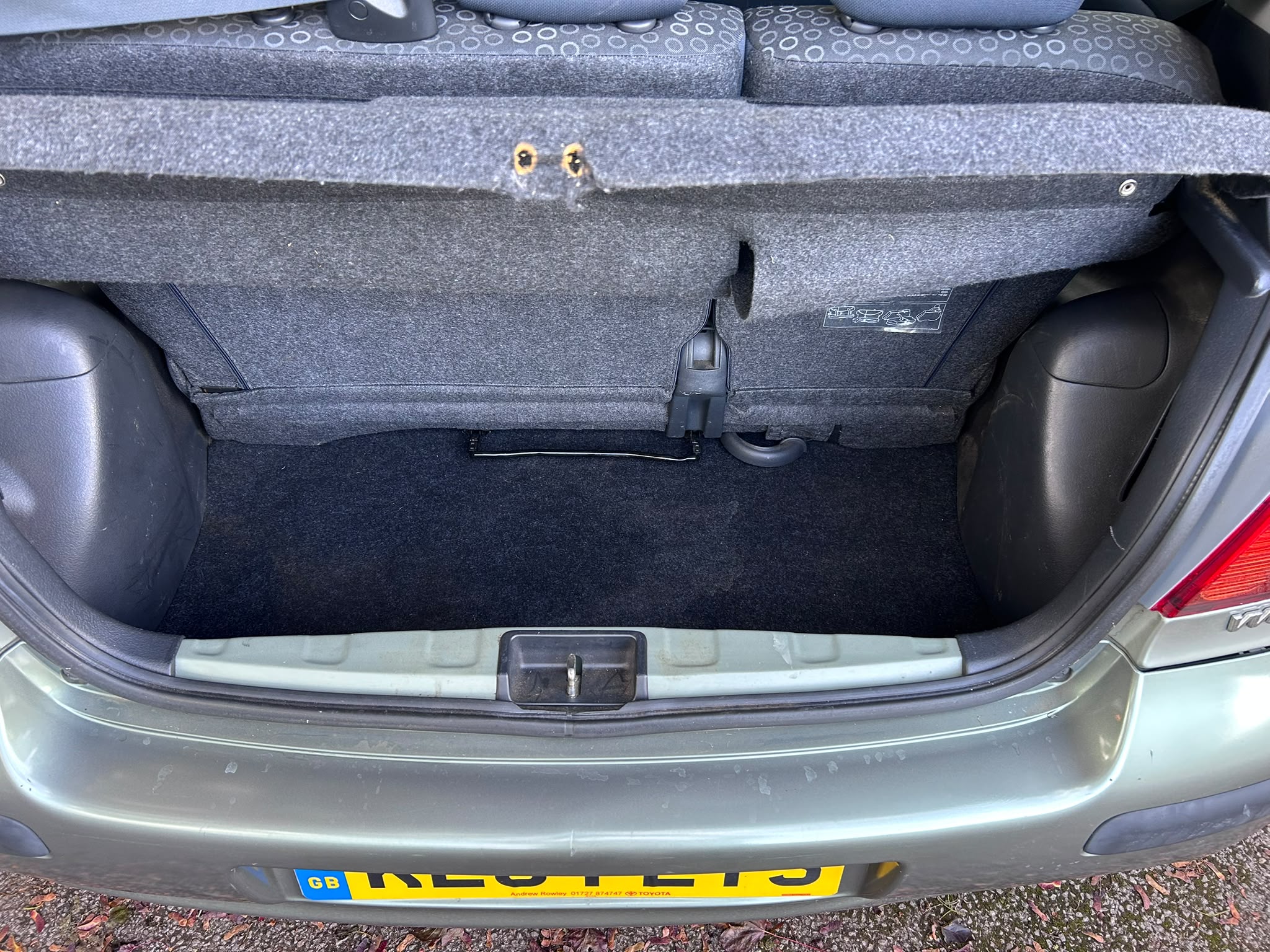 2004 Toyota Yaris T3 boot