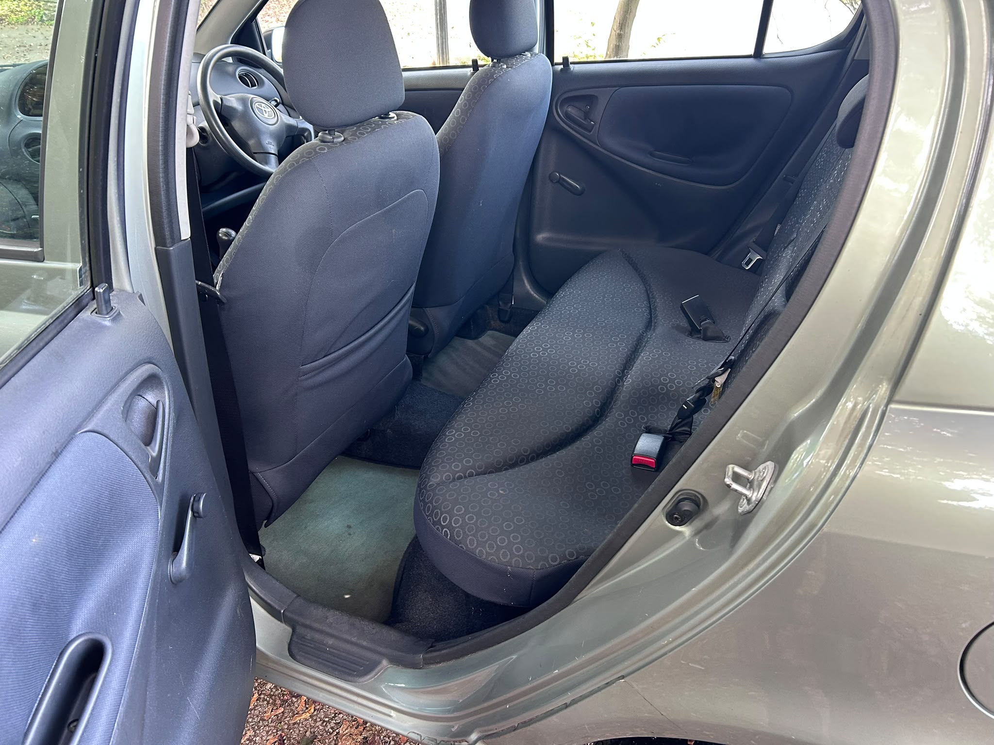 2004 Toyota Yaris T3 rear interior